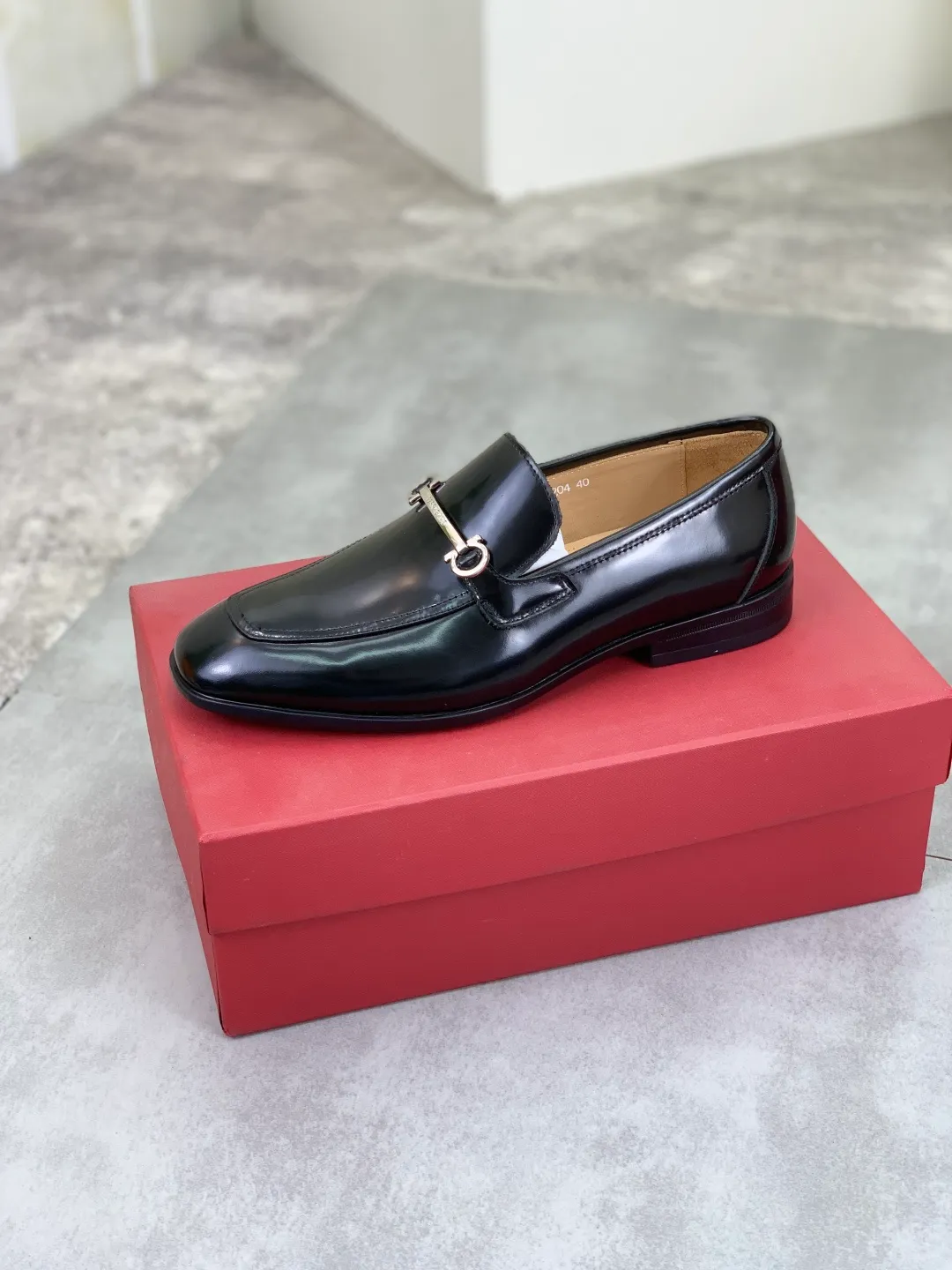 Men's Men's Shoes 💰P480💰[New Style] Water-dyed Niuli 🆘[Salvatore Ferragamo] Ferragamo's latest casual business leather shoes for men! Available at counters simultaneously! The fabric is made of specially imported original calfskin, the lining is made of imported water-dyed cowhide, and the original combination outsole is absolutely luxurious and leads the fashion trend. Matching code: 38-45; 4️⃣ colors available